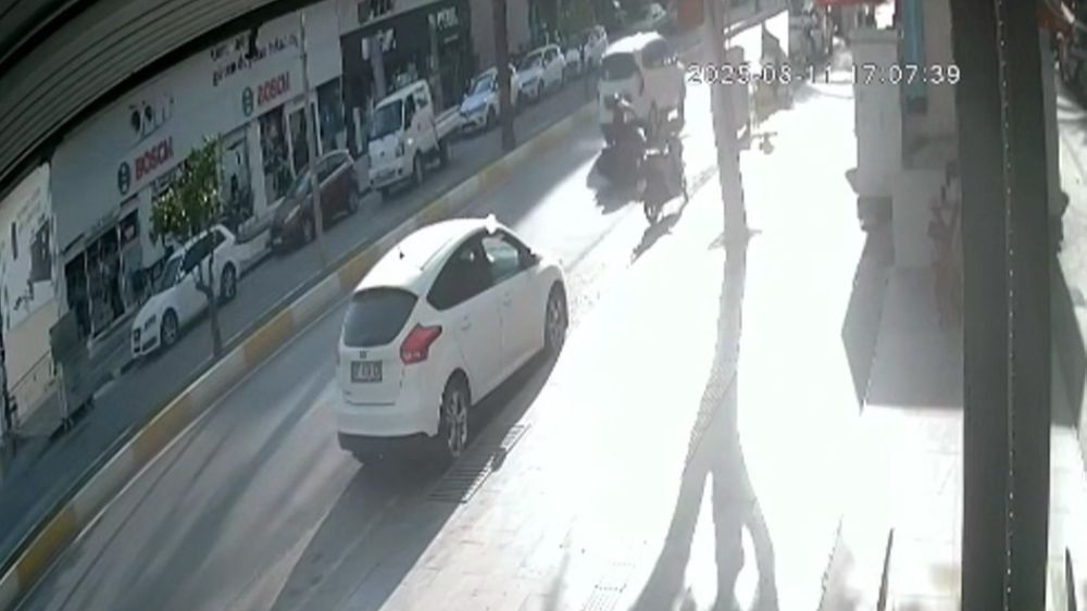 Antalya'da kaza bisiklet araca çarpıp devrildi