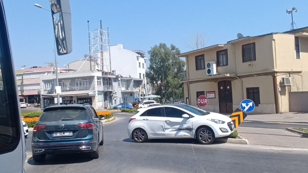 Antalya'da kaza iki otomobil çarpıştı