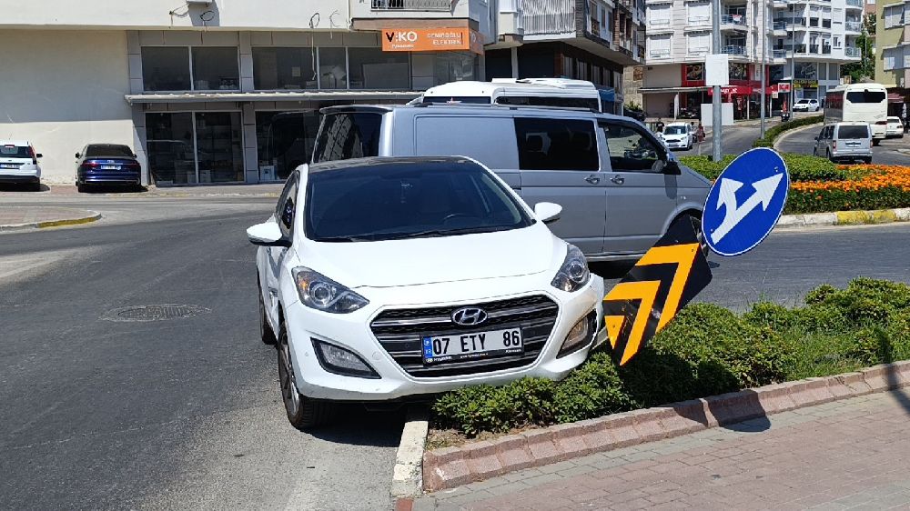 Antalya'da kaza iki otomobil çarpıştı