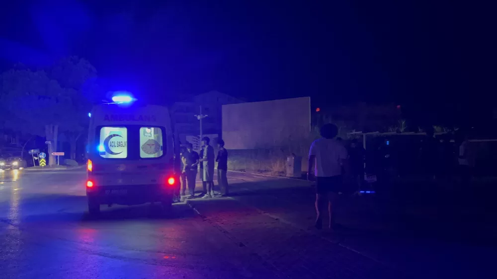 Antalya'da kaza motosiklet devrildi