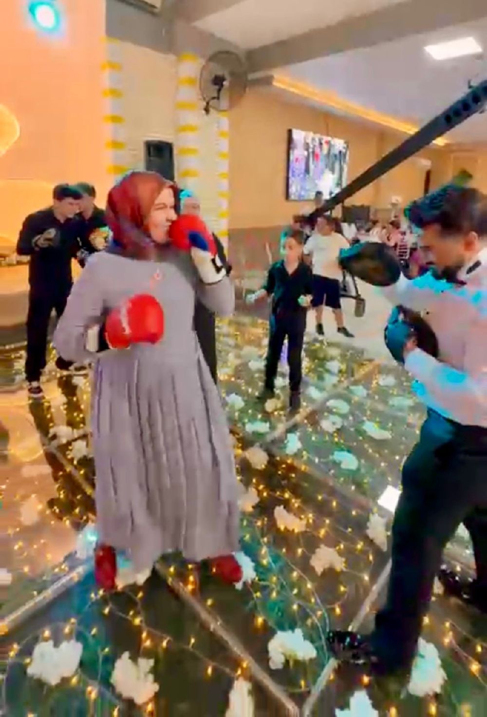 Antalya’da Kick Boks antrenörünün düğününde sürpriz lapa çalışması