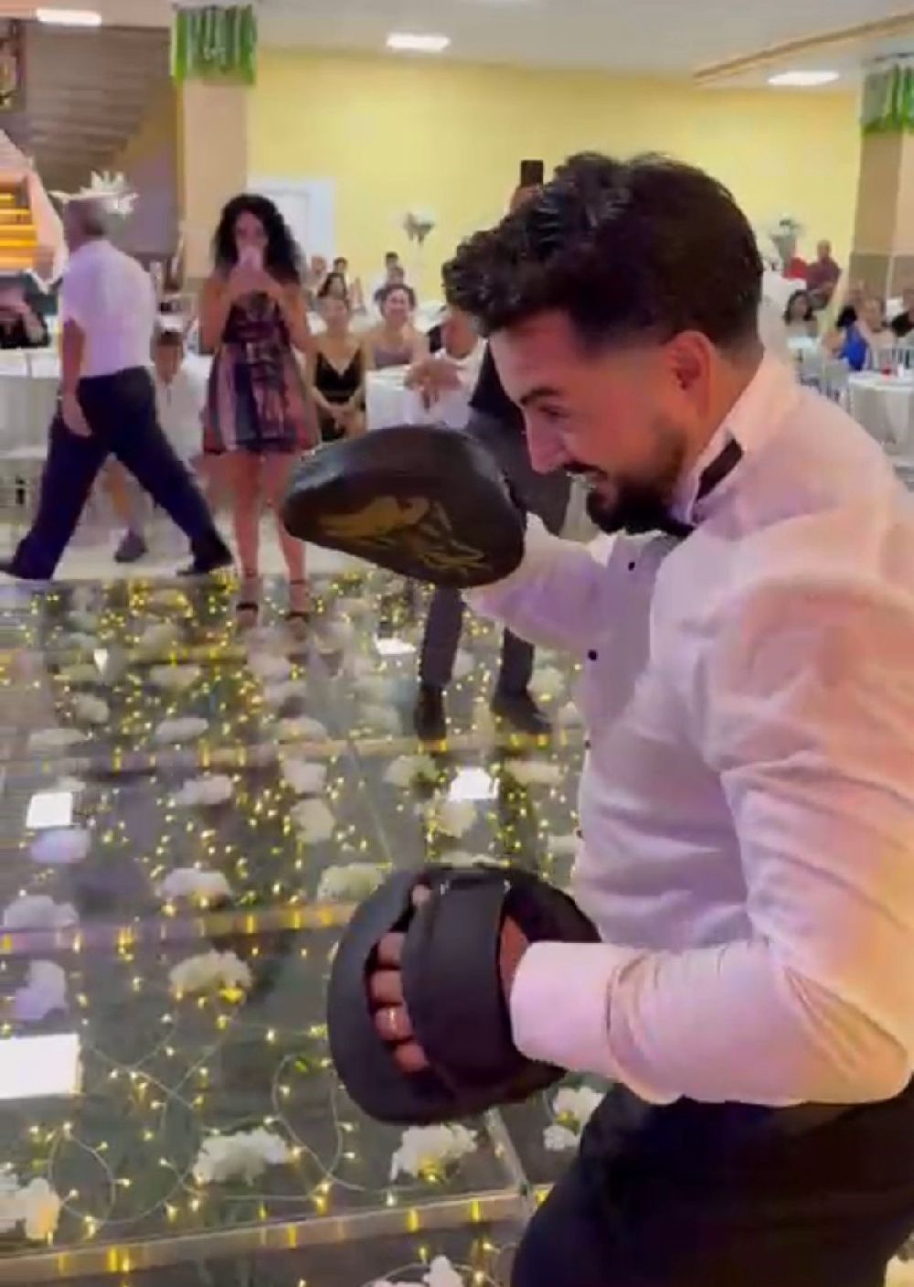 Antalya’da Kick Boks antrenörünün düğününde sürpriz lapa çalışması