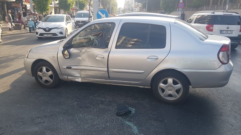 Antalya'da kırmızı ışık ihlali yaptı otomobille çarpıştı: 1 yaralı