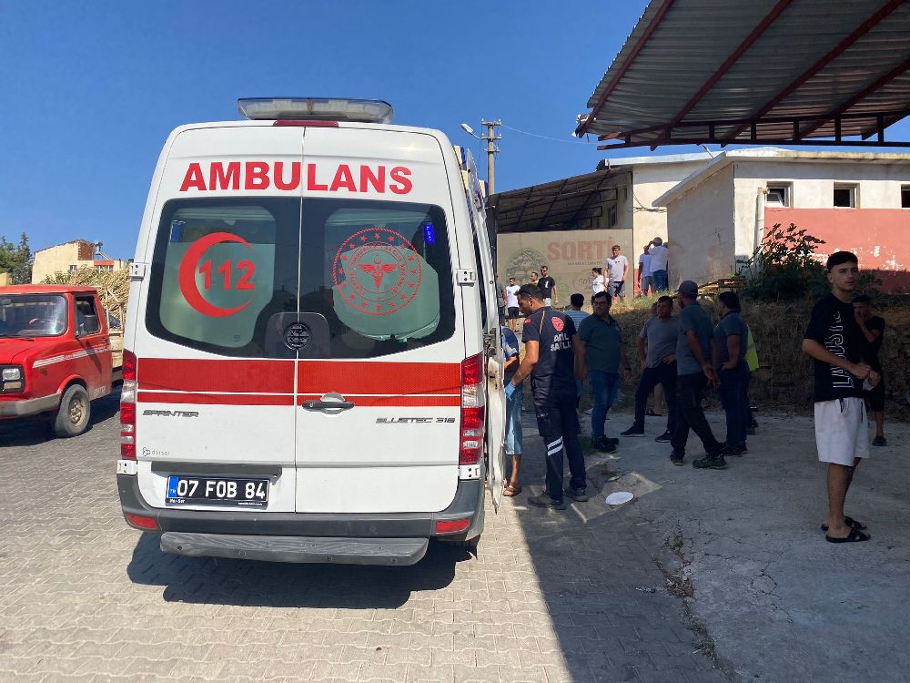 Antalya'da korkutan kaza Motosikletli genç kız römork altında kaldı