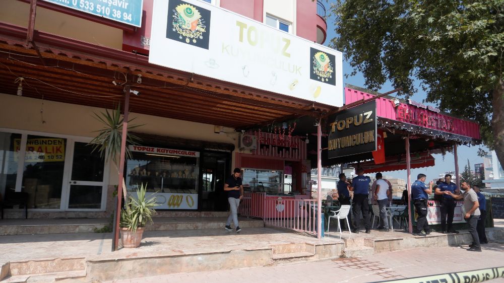 Antalya'da kuyumcuda hırsızlık Bilezikleri alıp kaçtı