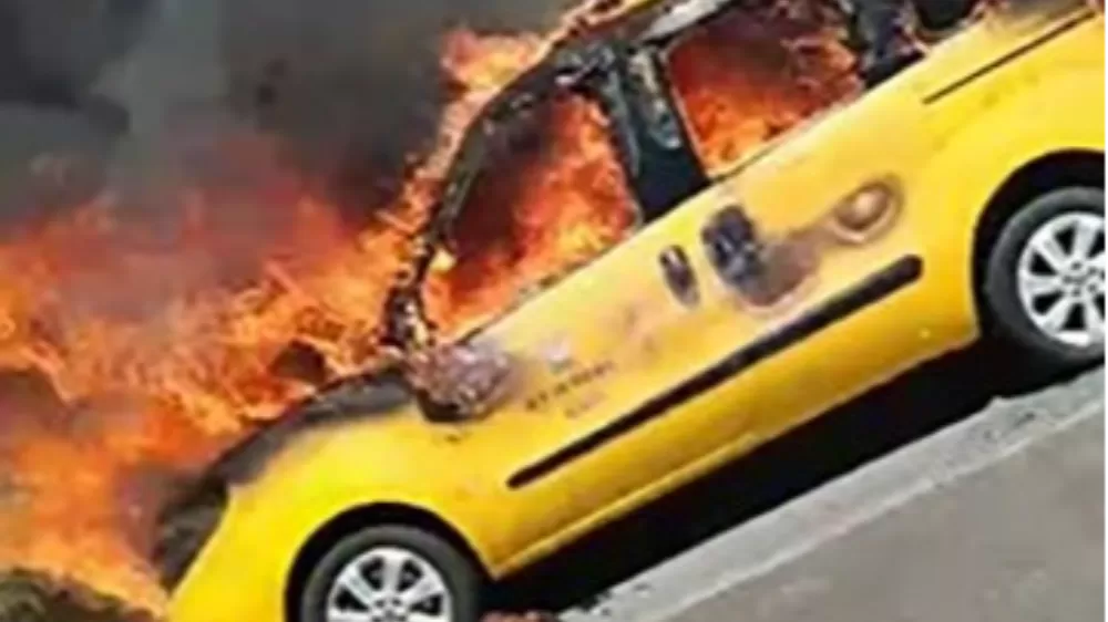 Antalya'da otomobil alev alev yandı