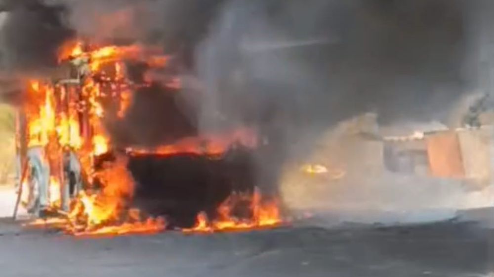 Antalya'da özel halk otobüsü alev alev yandı