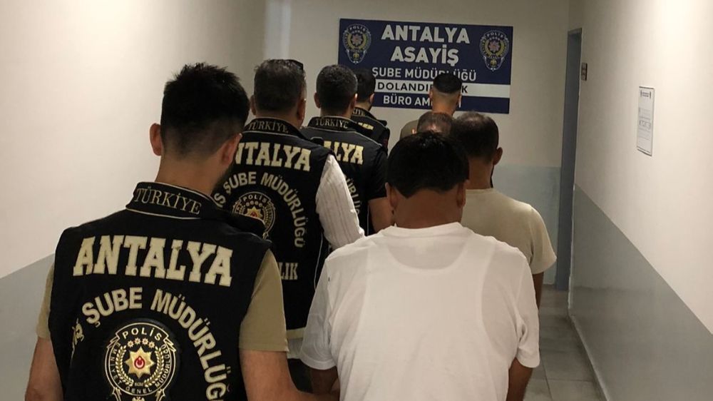 Antalya’da Savcı ve MİT görevlisi kılığına giren dolandırıcılara suçüstü