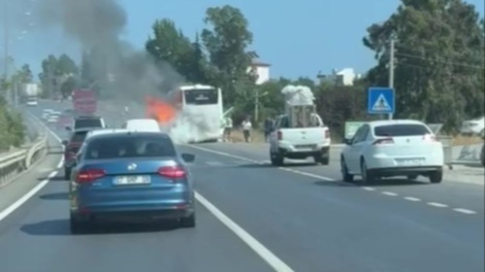 Antalya'da seyir halindeki tur otobüsünde yangın