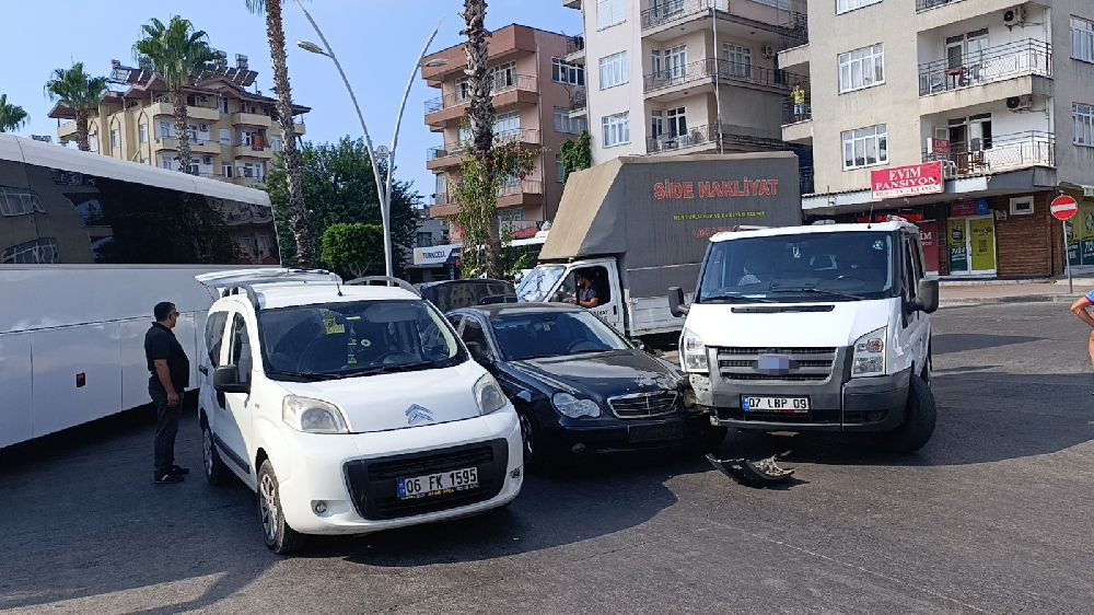 Antalya'da trafik kazası 1 kişi yaralandı