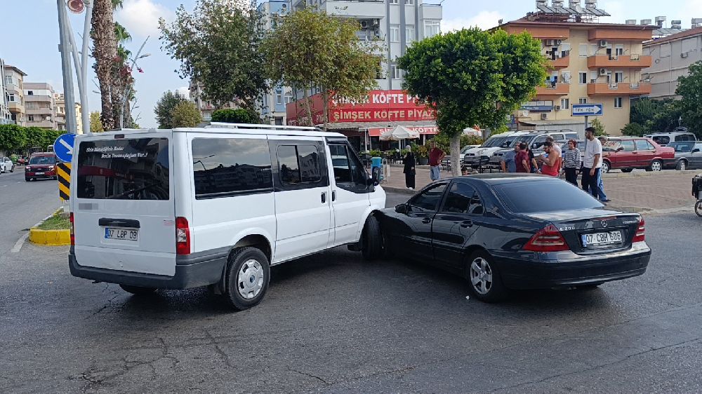 Antalya'da trafik kazası 1 kişi yaralandı