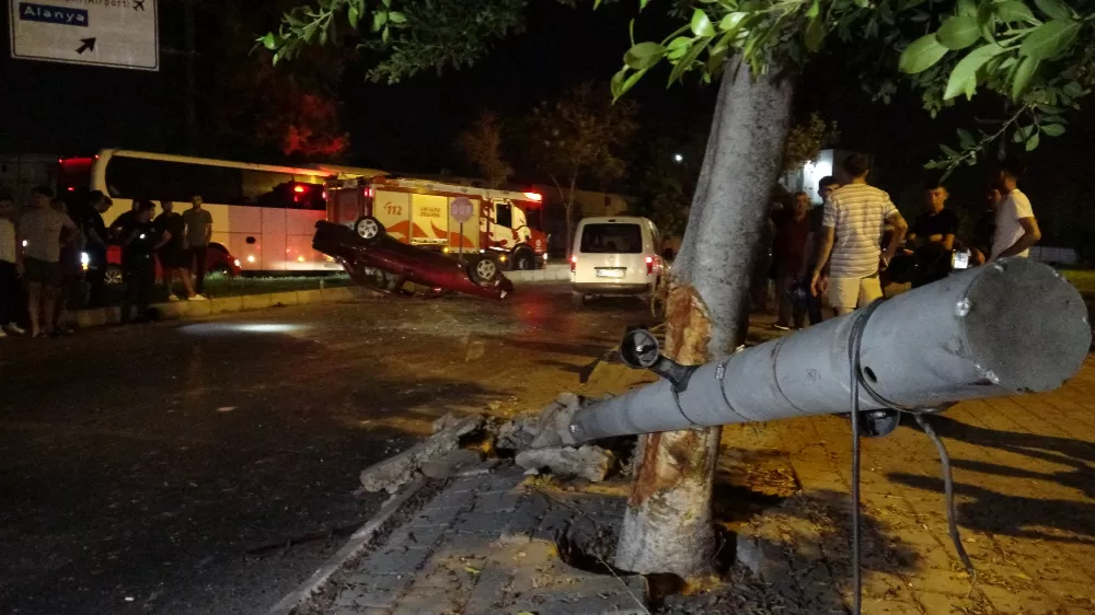 Antalya'da trafik kazası otomobil takla attı