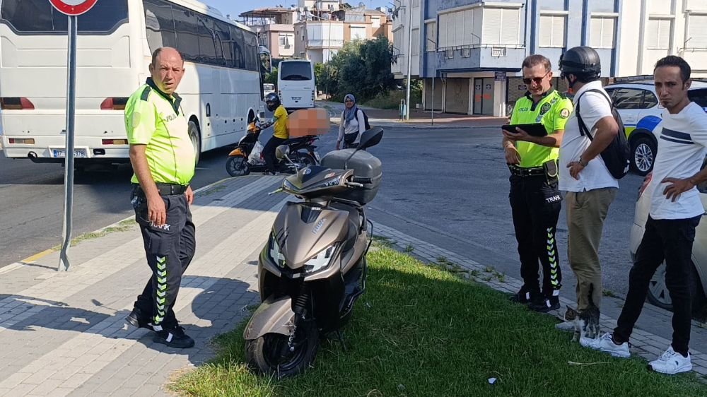 Antalya'da trafik kazası sürücü yaralandı