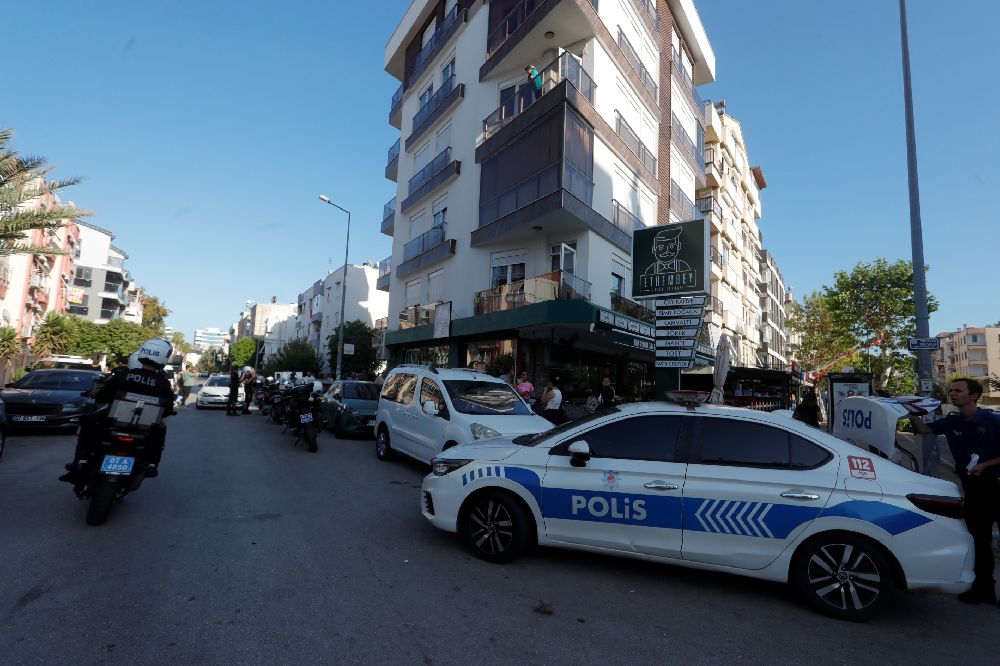 Antalya'da Yaşadığı dairede boğazı kesilmiş olarak bulunmuştu Kimliği belli oldu