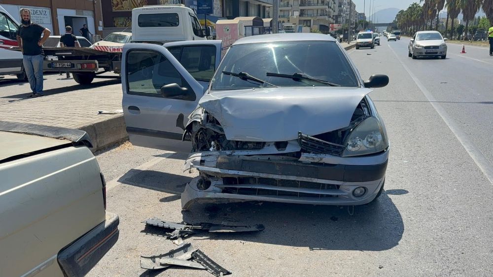 Antalya'da zincirleme kaza 2 kişi yaralandı