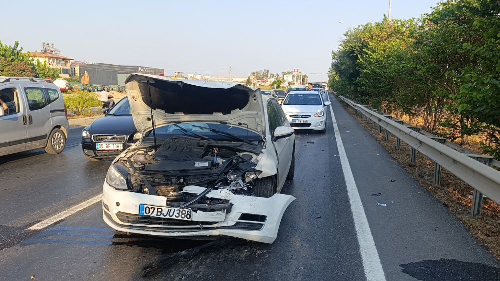 Antalya'da zincirleme kaza: 2 yaralı