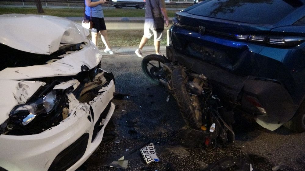 Antalya'da zincirleme kaza sürücü genç kız yaralandı
