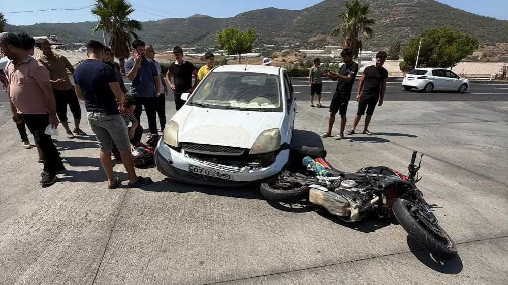    Antalya Gazipaşa'da Otomobil ile çarpışan motosikletlinin kaza anı görüntülendi