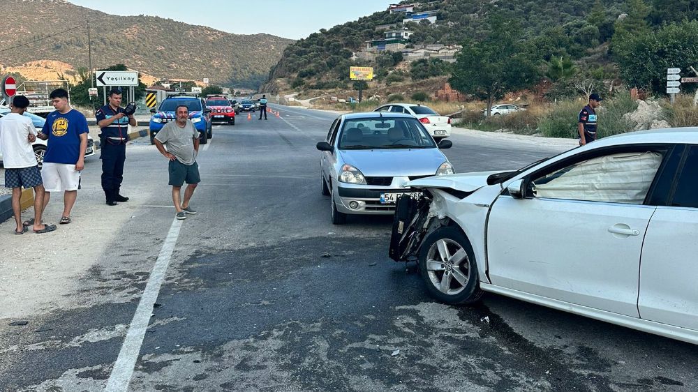Antalya'nın Kaş ilçesinde üç aracın karıştığı kazada 7 kişi yaralandı