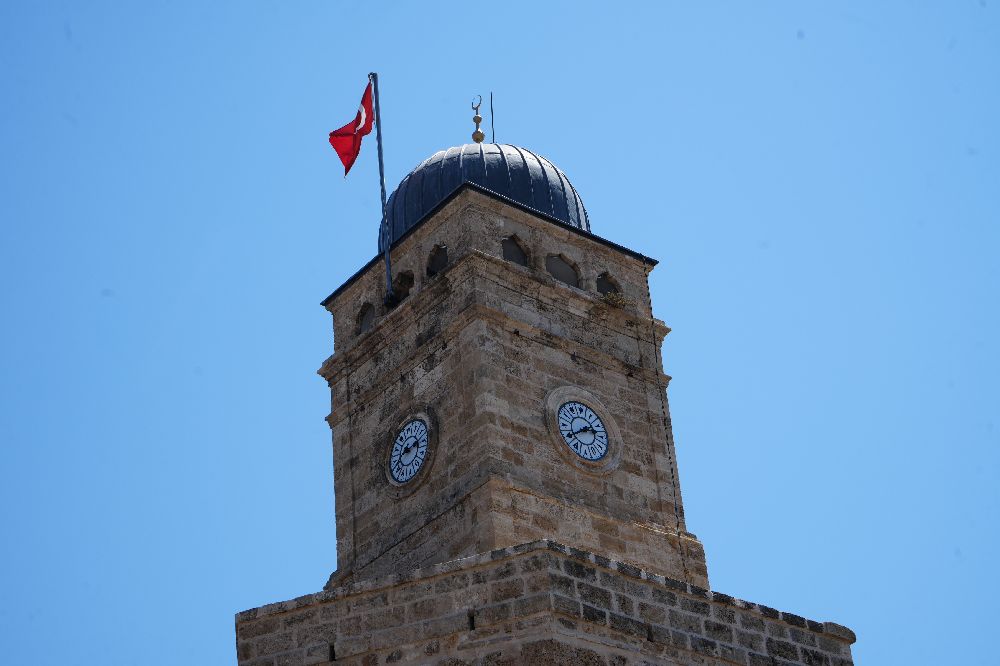 Antalya'nın simgesi saat kulesi yine yanlış zamanı gösteriyor
