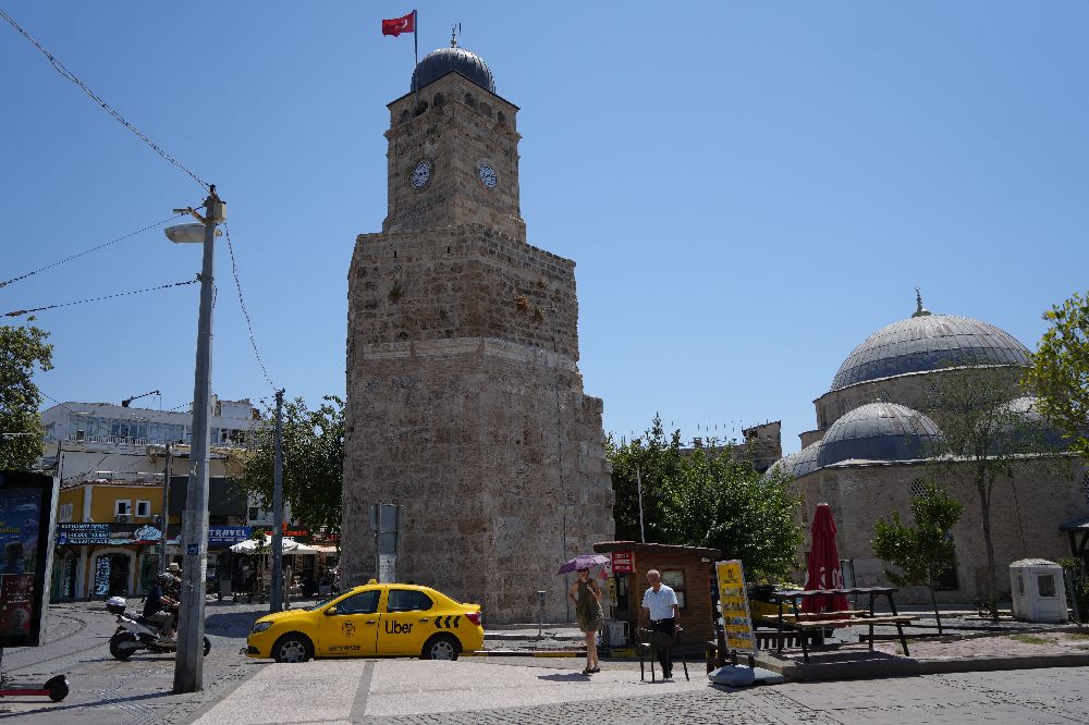 Antalya'nın simgesi saat kulesi yine yanlış zamanı gösteriyor