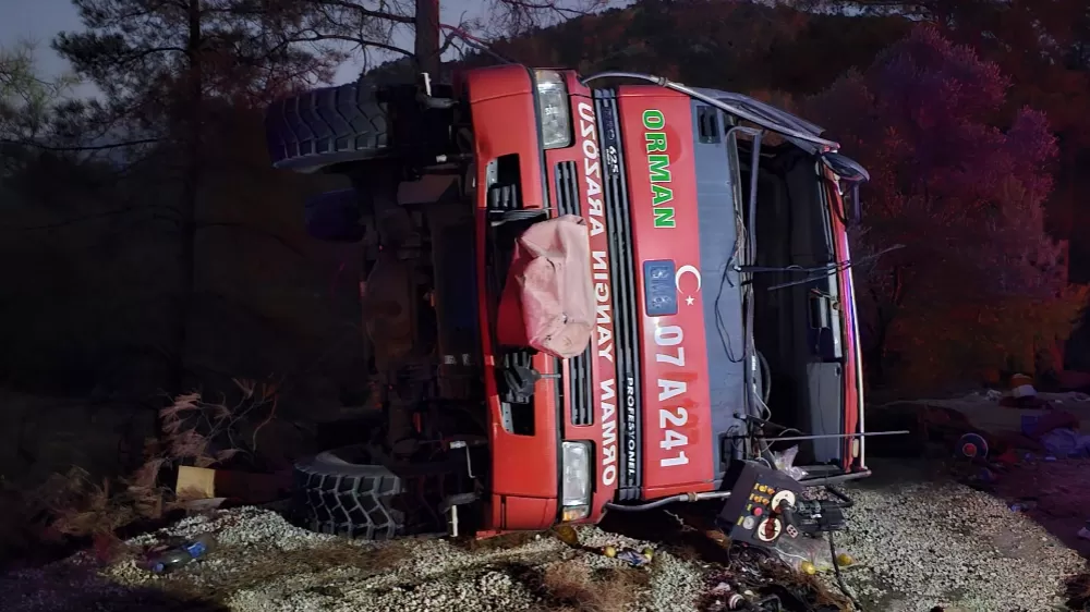 Antalya Serik'te orman arazözü devrildi 2 orman işçisi yaralı