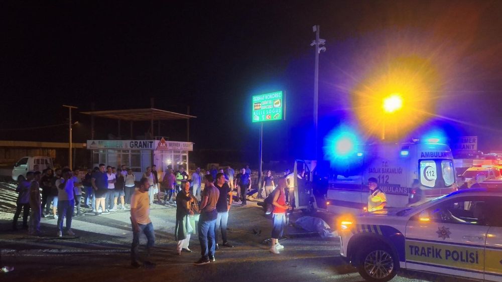 Antalya Serik'te Otomobille çarpışan motosikletin genç sürücüsü hayatını kaybetti