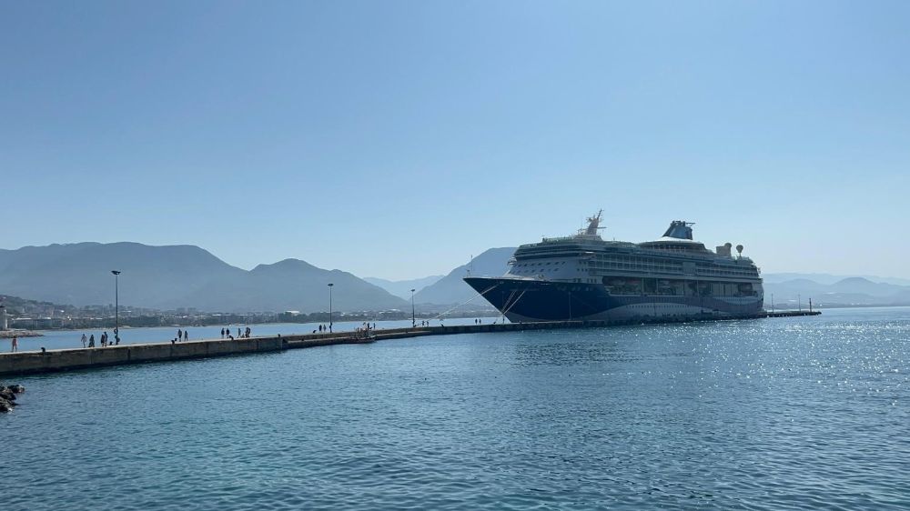 Antalya'ya kruvaziyer devasa yolcu gemisi demir attı