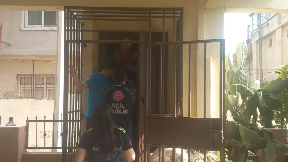 Asansörde mahsur kalan yaşlı kadın ve çocuğu itfaiye ekipleri kurtardı