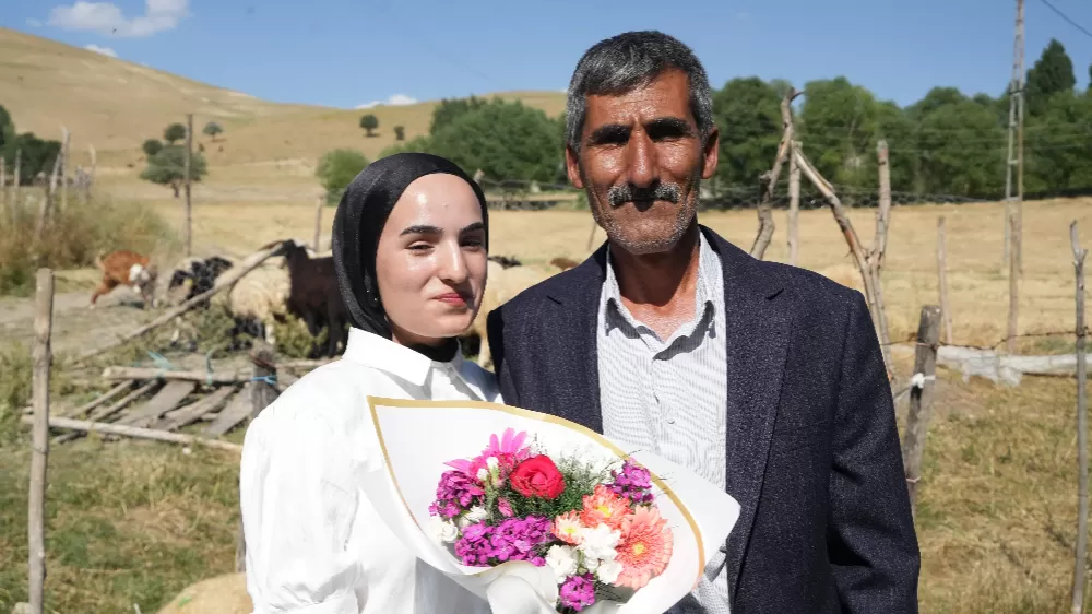 Babası sınav çıkışı çiçekle karşılamıştı, müjdeli haberi telefonla verdi