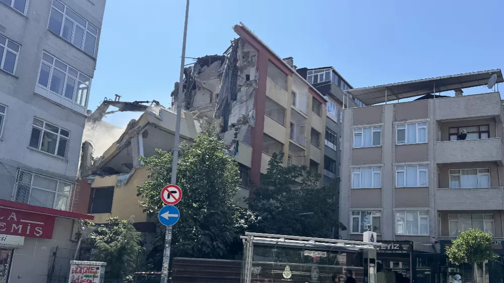 Bahçelievler'deki yıkımda 3 kat birden çökünce bina önündeki otobüs durağında bekleyenler büyük panik yaşadı