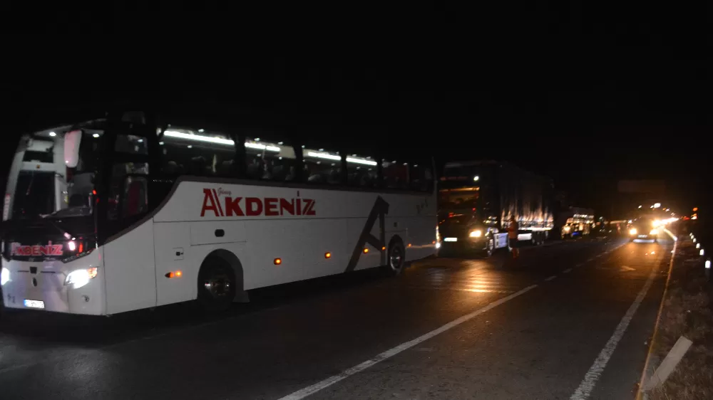    Balıkesir Ayvalık'ta kırmızı ışıkta zincirleme trafik kazası 1 ölü, 3 yaralı