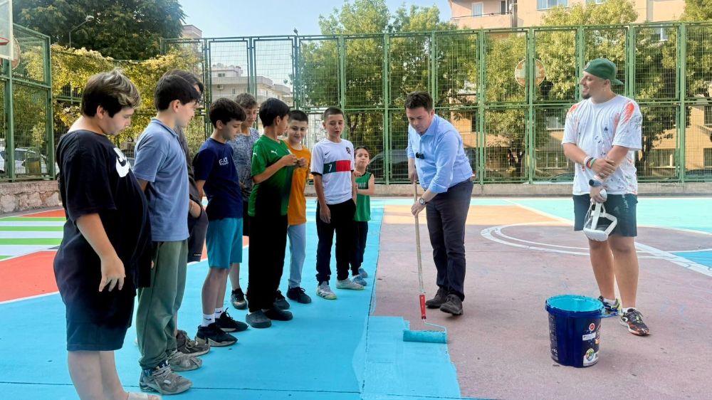  Başkan Aydın gençlerle basketbol sahası boyadı