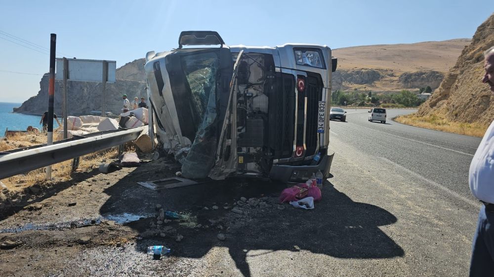 Bitlis'te trafik kazası! Tır devrildi