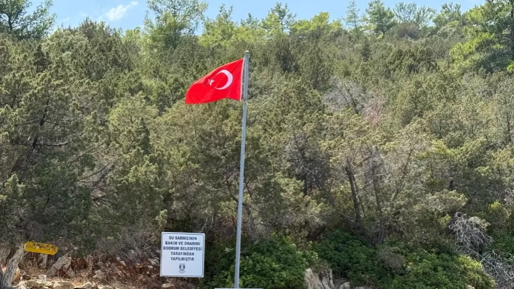 Bodrum Belediyesi kent genelinde yıpranmış bayrakları yeniliyor