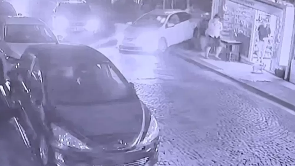  Bodrum’da alkollü sürücü ortalığı karıştırdı! iş yerlerine ve araçlara çarptı