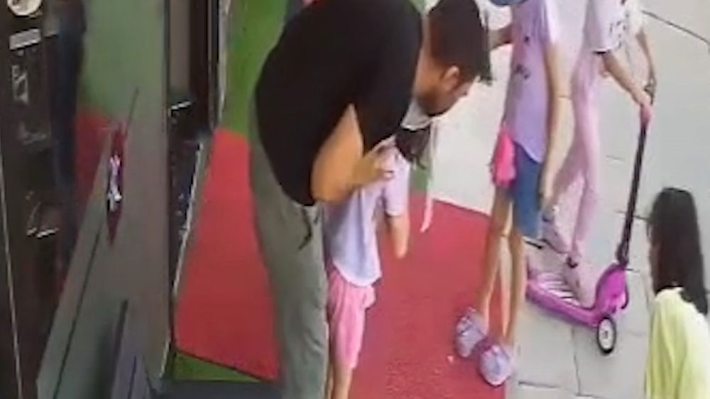 Boğazına şeker kaçan çocuğu kuaför 'heimlich' manevrasıyla kurtardı