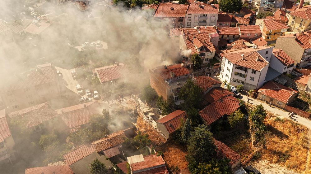 Bozüyük'te ev yangını! Ekipler tarafından söndürüldü
