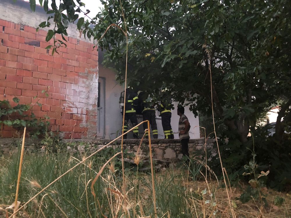 Bucak’ta akşam saatlerinde sirenler korkuttu! Ev kullanılamaz hale geldi