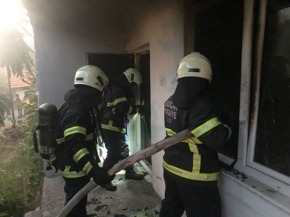 Bucak’ta akşam saatlerinde sirenler korkuttu! Ev kullanılamaz hale geldi