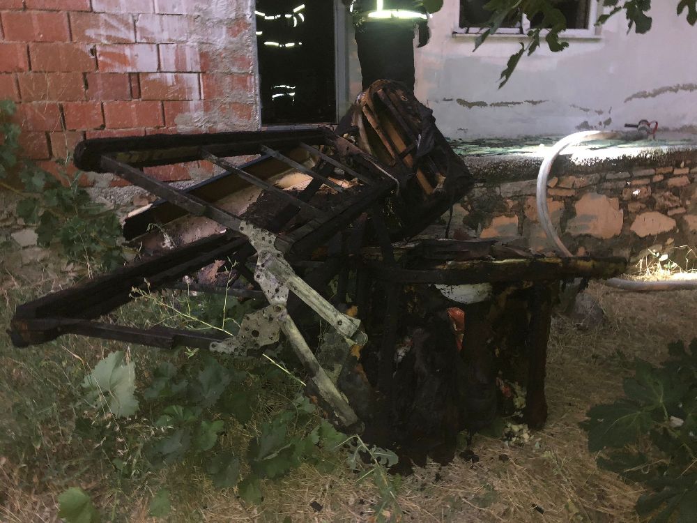 Bucak’ta akşam saatlerinde sirenler korkuttu! Ev kullanılamaz hale geldi