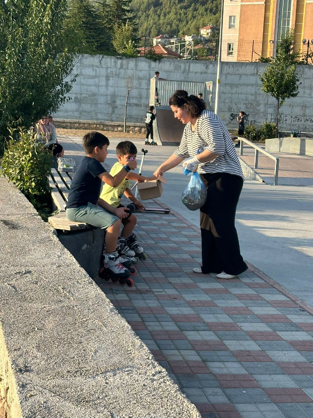 Bucak’ta minik eller çevre için toplandı CHP Bucak destek verdi