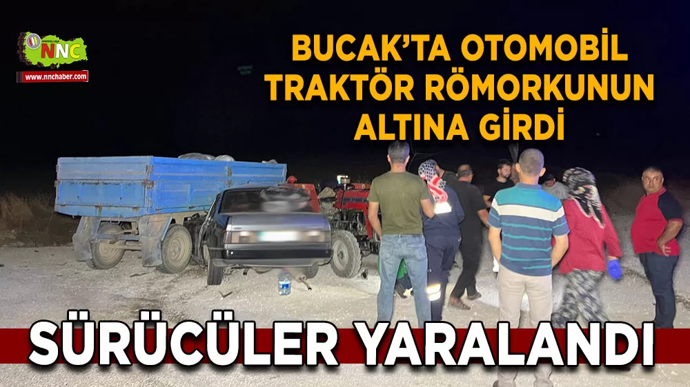 Bucak’ta otomobil traktör römorkunun altına girdi Sürücüler yaralandı