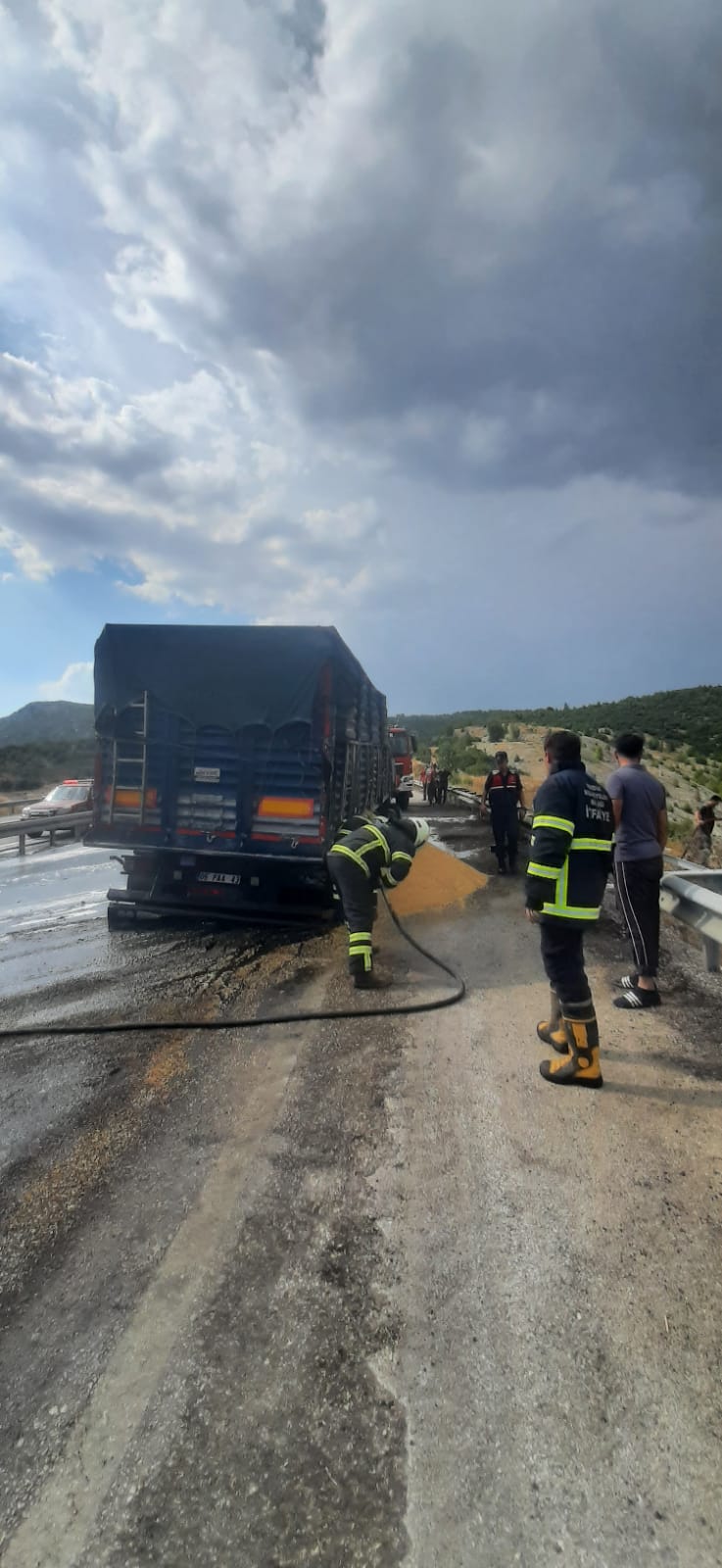 Burdur-Antalya Karayolunda buğday yüklü tır alev alev yandı!
