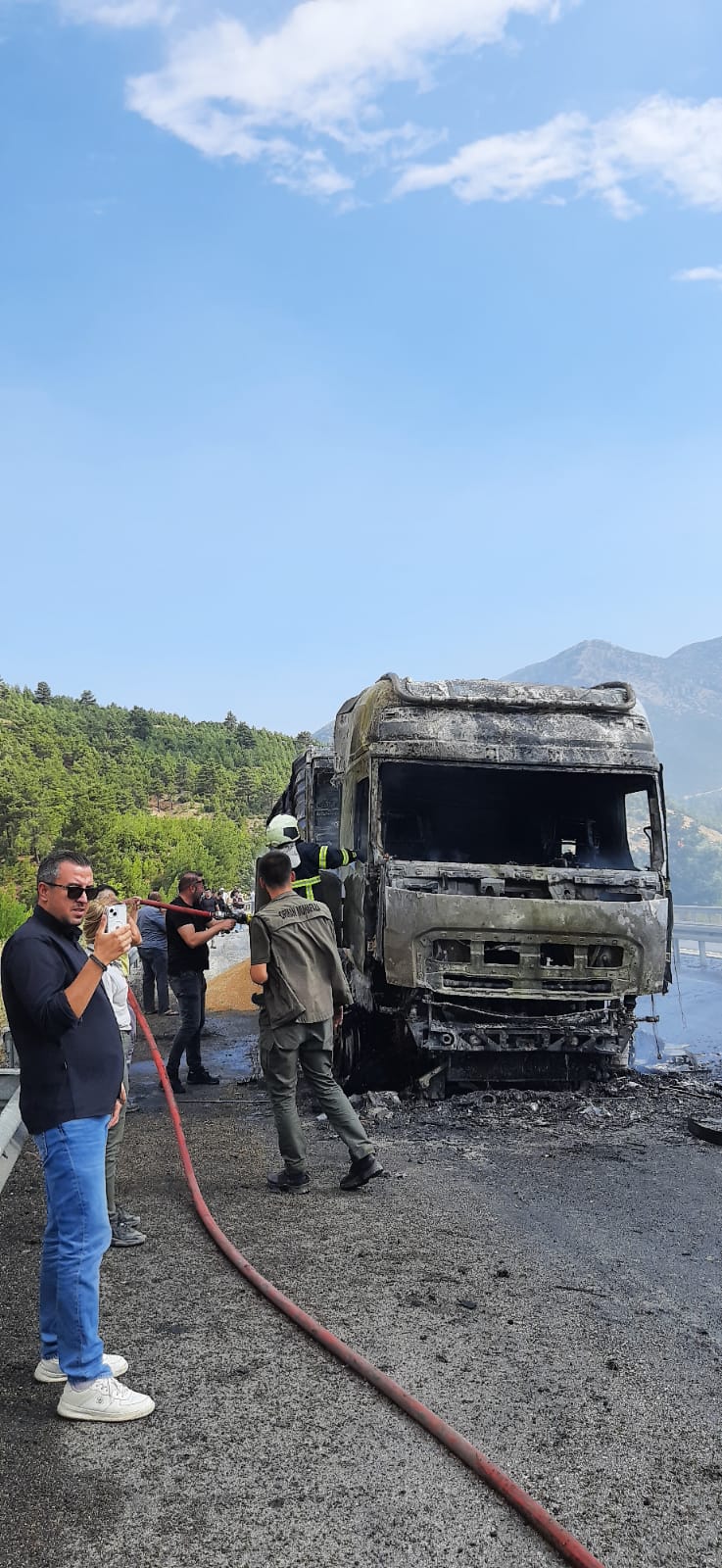 Burdur-Antalya Karayolunda buğday yüklü tır alev alev yandı!