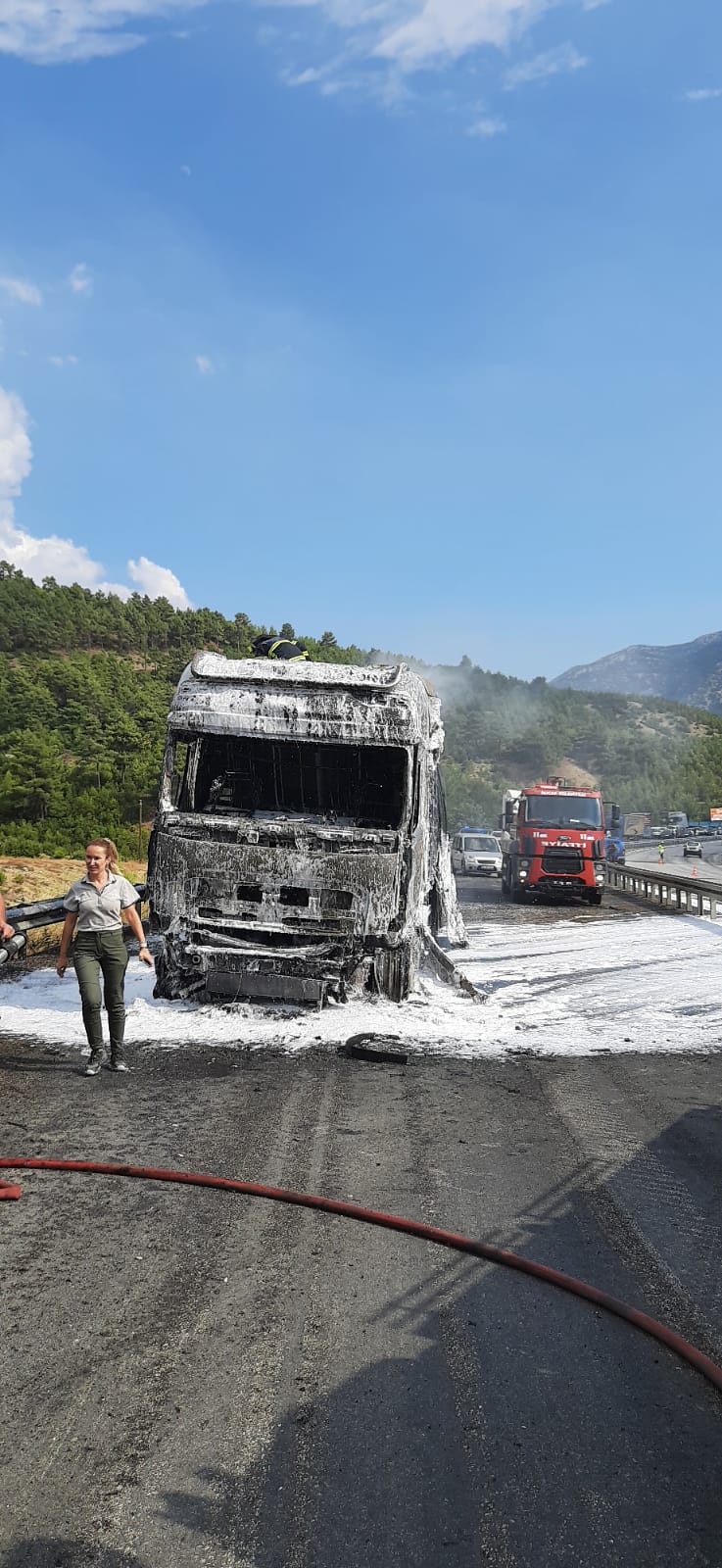 Burdur-Antalya Karayolunda buğday yüklü tır alev alev yandı!