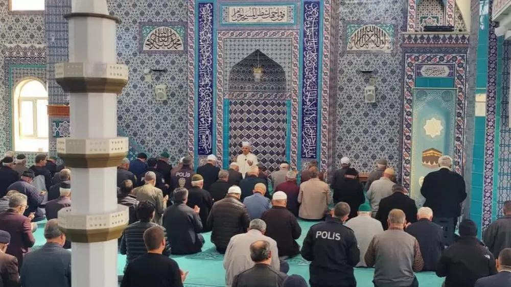 Burdur  Bucak’ta Cuma Namazı Öncesi Şehitler İçin Mevlit Programı Düzenlendi