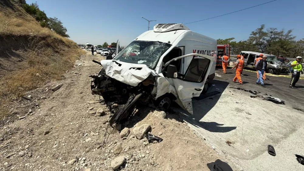 Burdur Haber! Burdur'da iki araç kafa kafaya çarpıştı Kazada 1 ölü 2'si ağır 6 yaralı