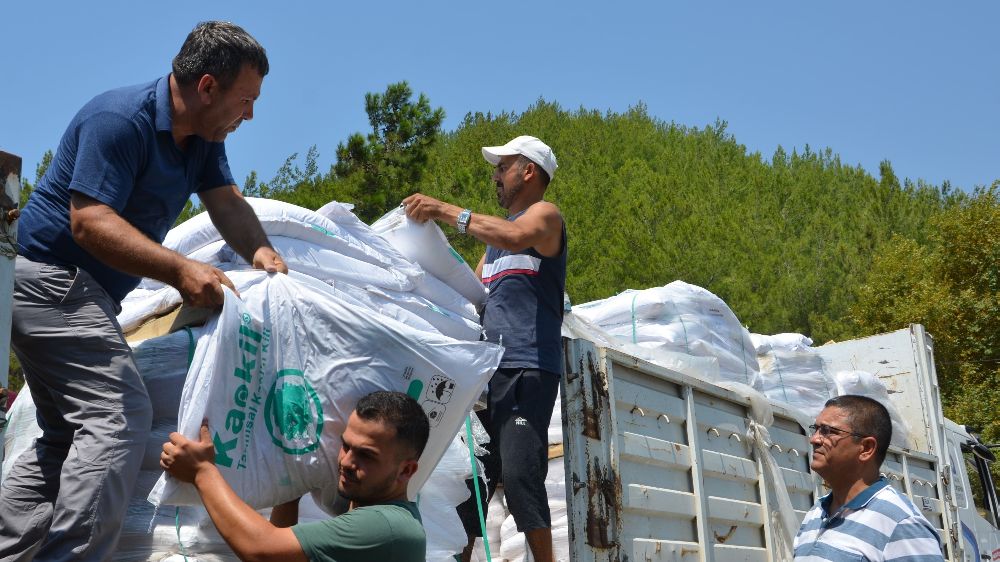 Büyükşehir Alanyalı çiftçilere 10 ton kaolin kili dağıttı