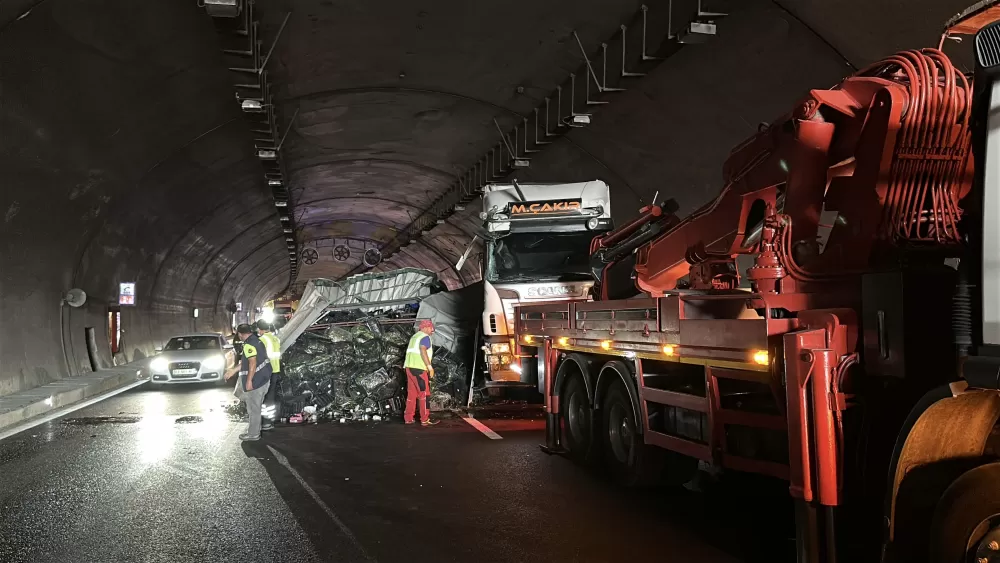Kuzey Marmara Otoyolu'nda Antalya Plakalı sebze yüklü tır devrildi: Kilometrelerce araç kuyruğu oluştu